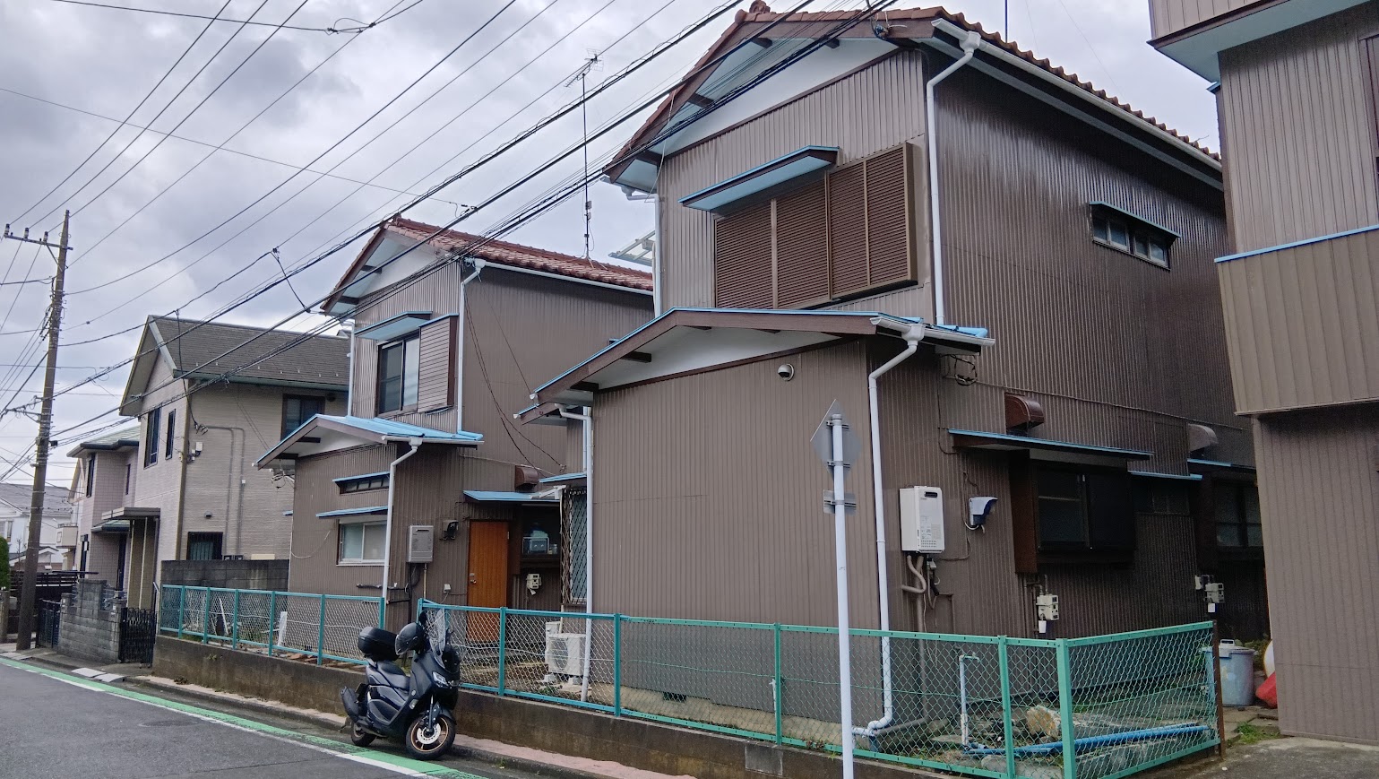 難易度：★★★★☆<br>住宅解体：木造瓦・トタン葺２階建（トタン貼り、ヌノ基礎） ×２棟＋コンクリート製浄化槽撤去＋駐車場策定工事（残土鋤取り）<br>エリア：神奈川県横浜市青葉区