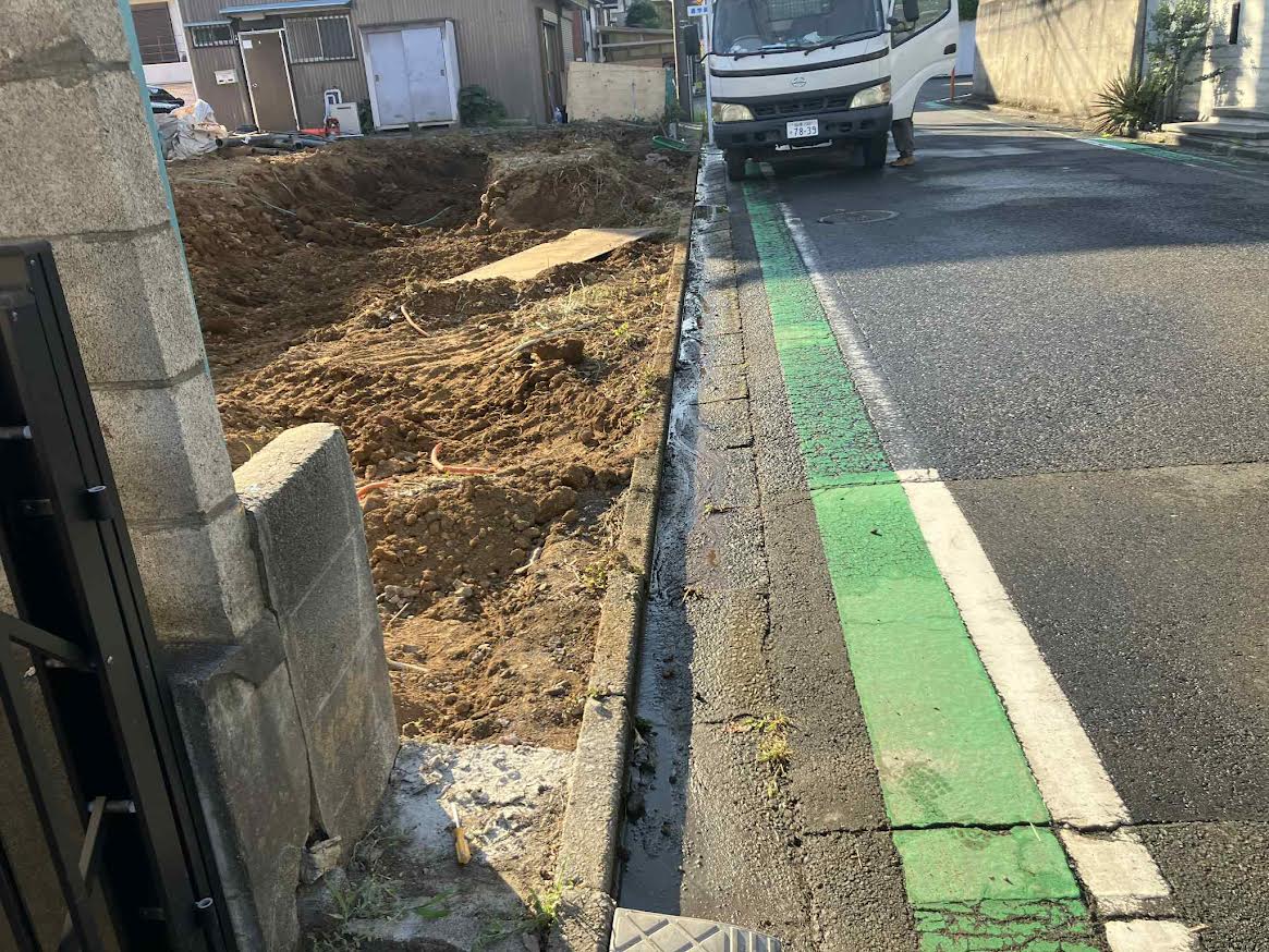 2025/08/30の解体状況：残土鋤取り、4トン車２０台（約６０立米相当）