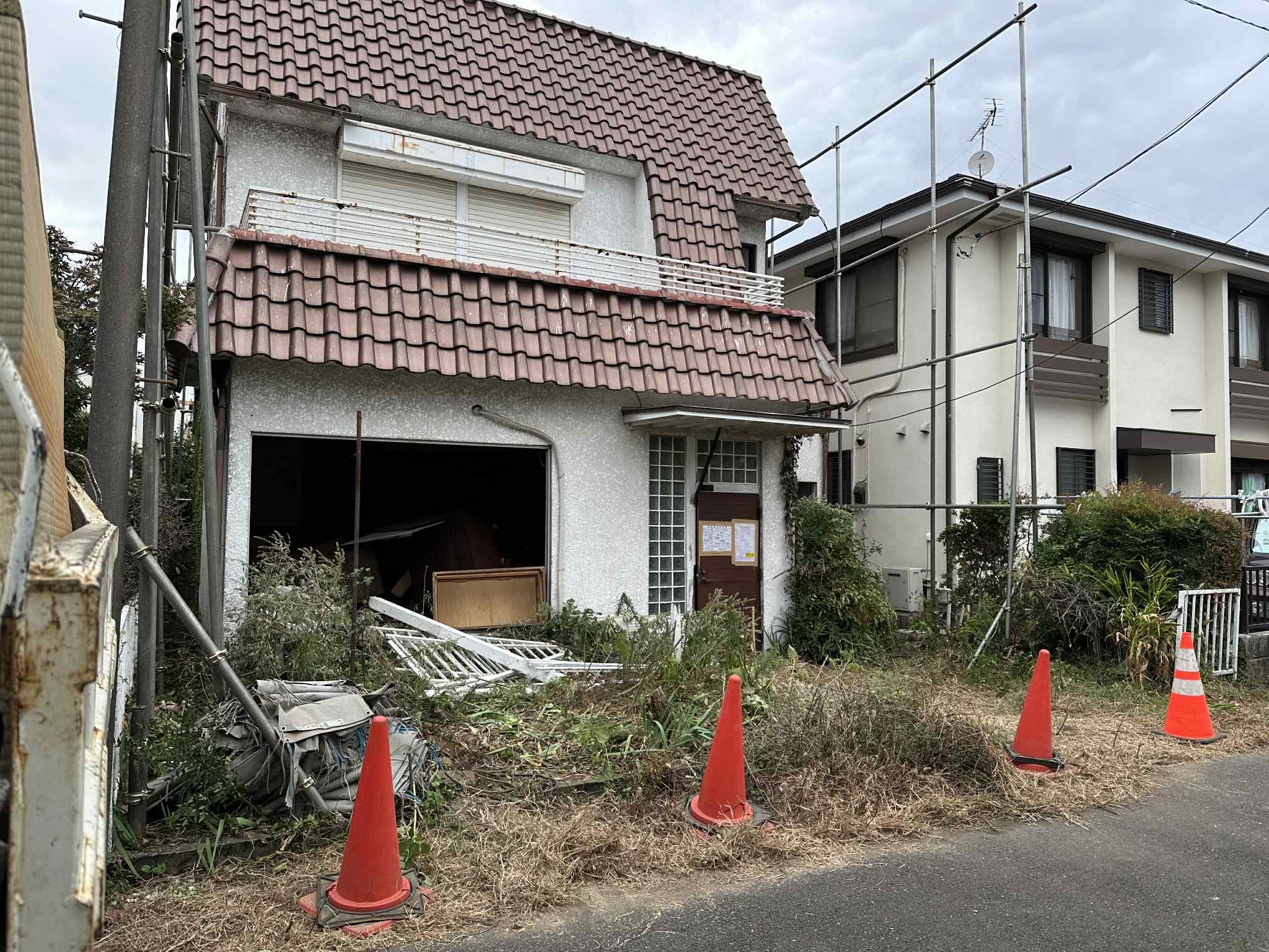 2026/09/30の解体状況：重機を添え置くための準備作業、木製アーチ撤去や草刈りなど