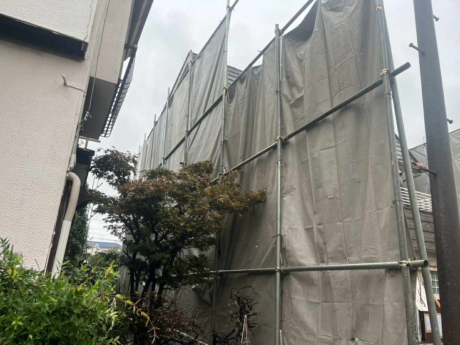 2026/09/30の解体状況：足場設置、養生シート