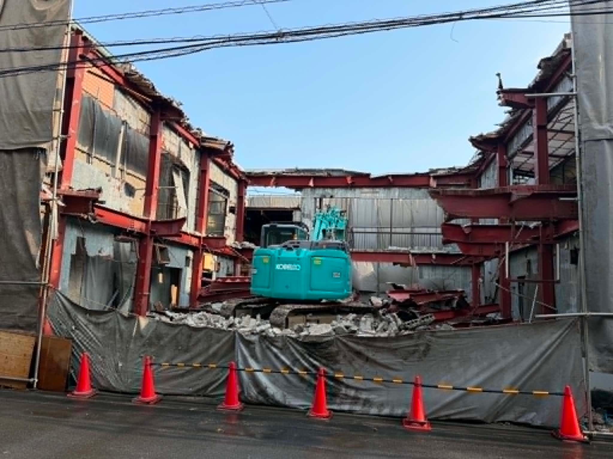 2026/10/15の解体状況：油圧鉄骨カッターでの上屋重機解体