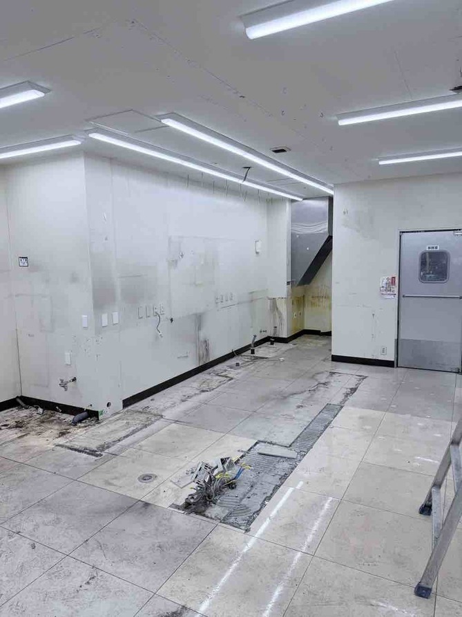 2026/02/17の解体状況：什器類・設備撤去