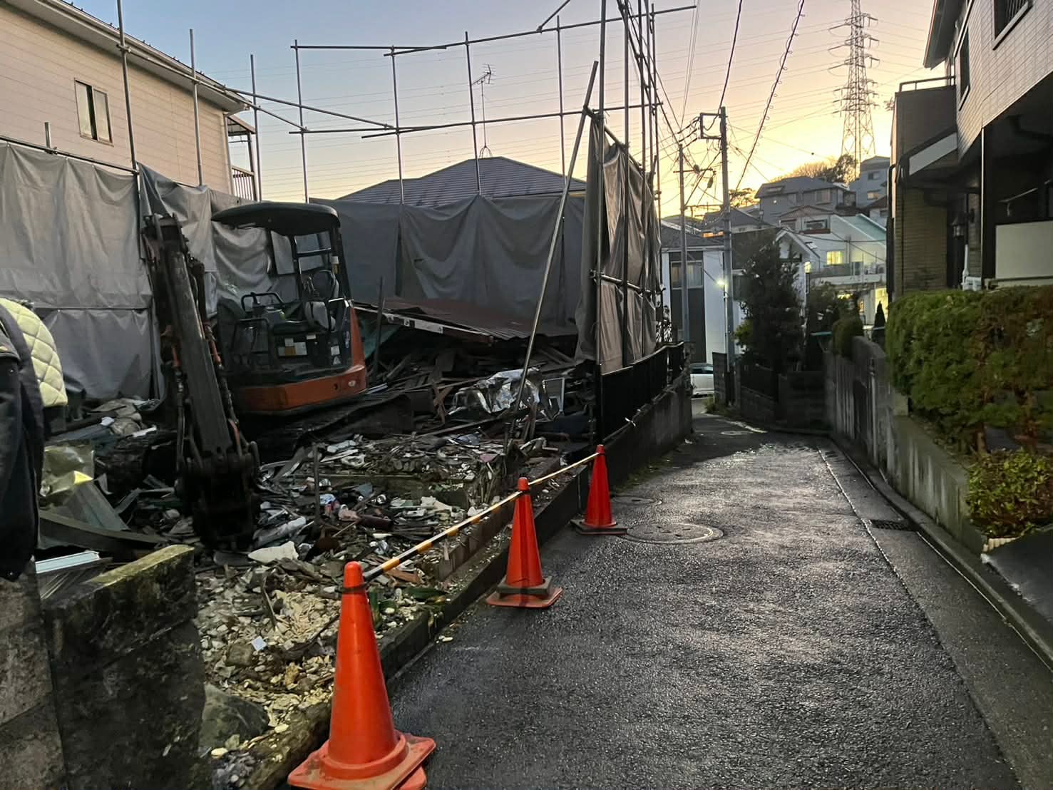 2025/12/09の解体状況：重機上屋撤去状況