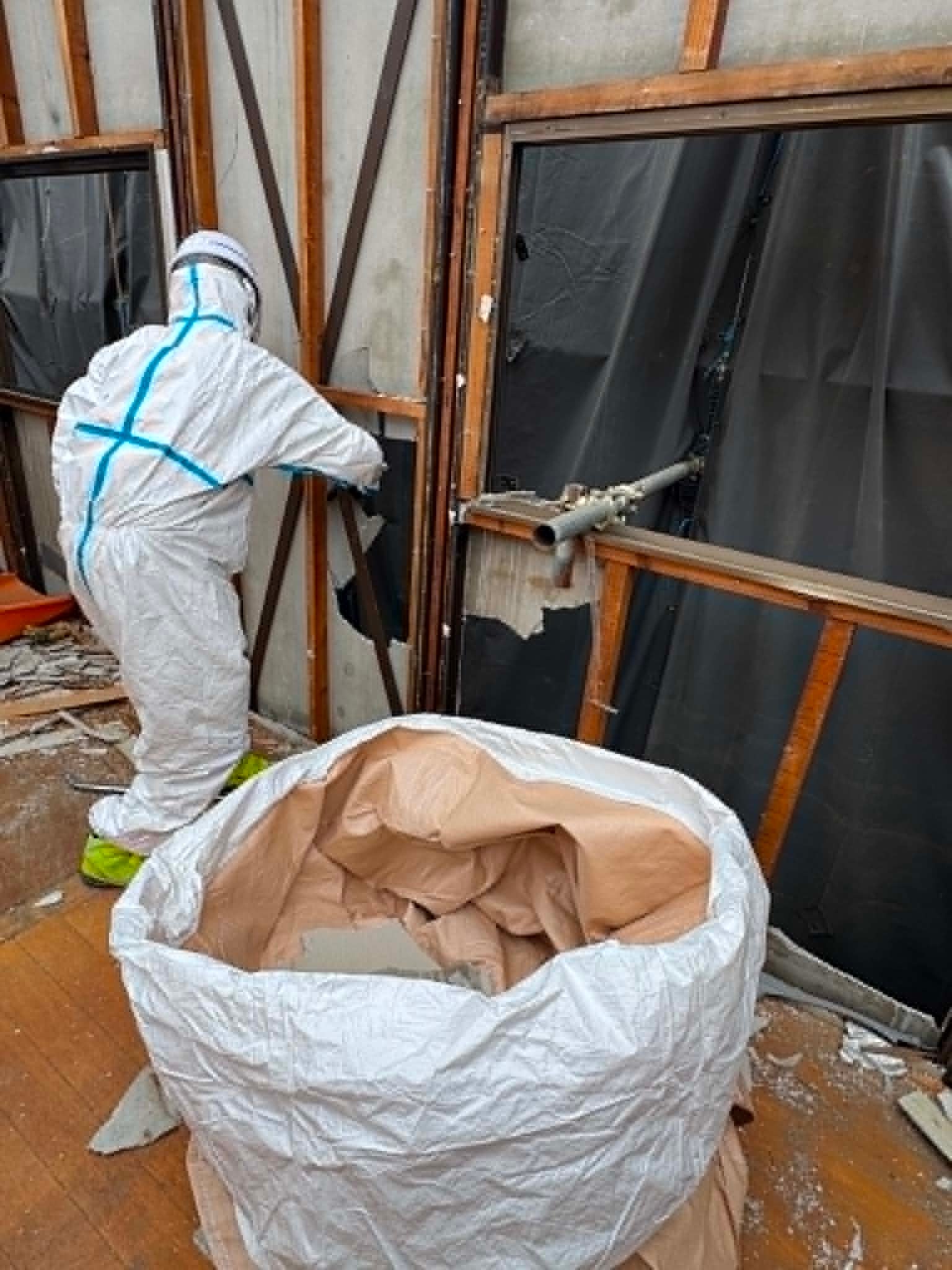 2026/09/14の解体状況：外壁パネル塗材アスベスト含有のため下記手順で作業実施。<br>１．飛散防止養生<br>２．湿潤化<br>３．保護具着用<br>４．できるだけ手壊し<br>５．適正処理<br>※厚生労働省「石綿障害予防規則」および、各自治体環境関連部署の「指導要綱」に準じます。<br>