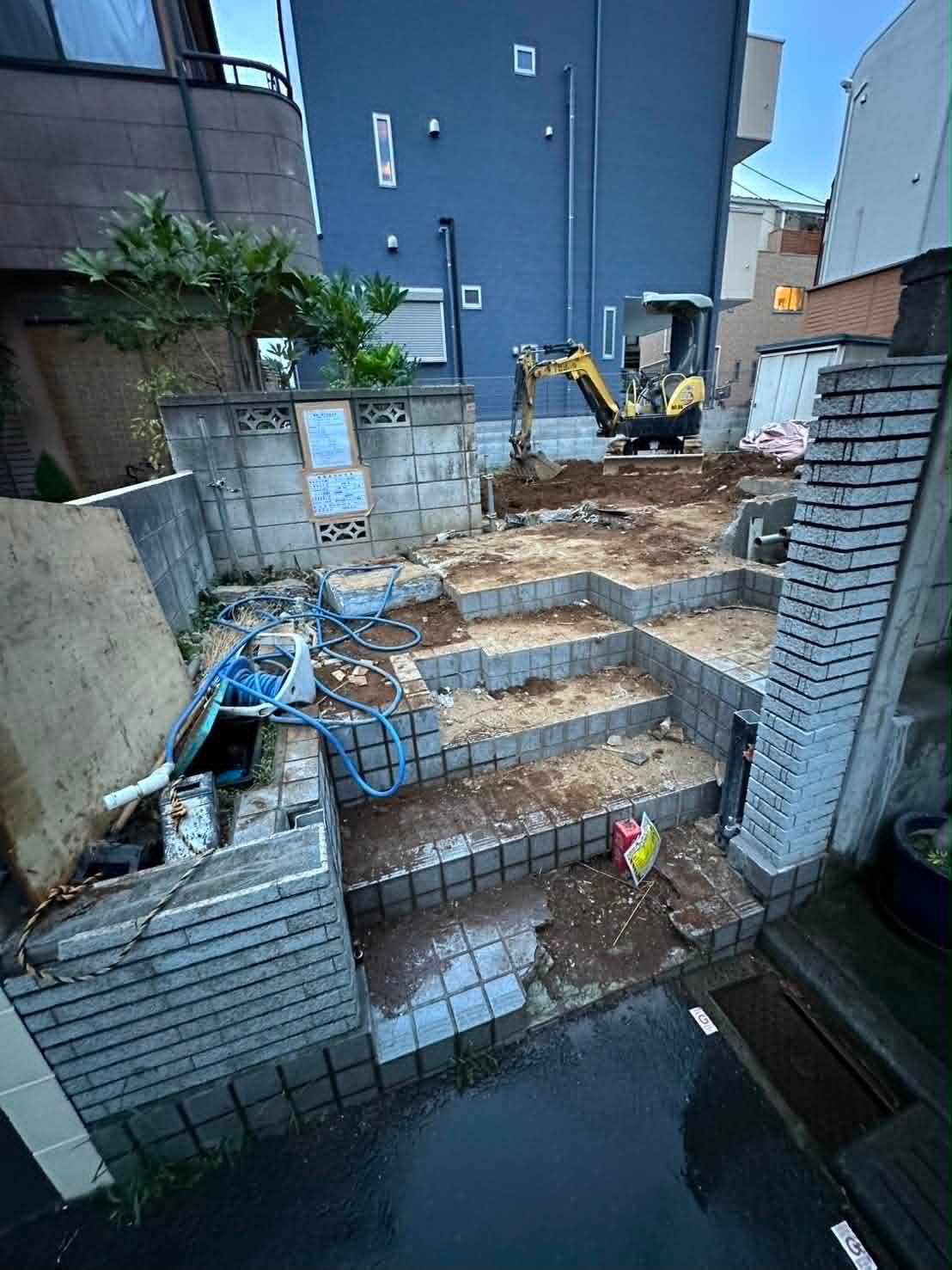 2026/09/14の解体状況：基礎重機壊し