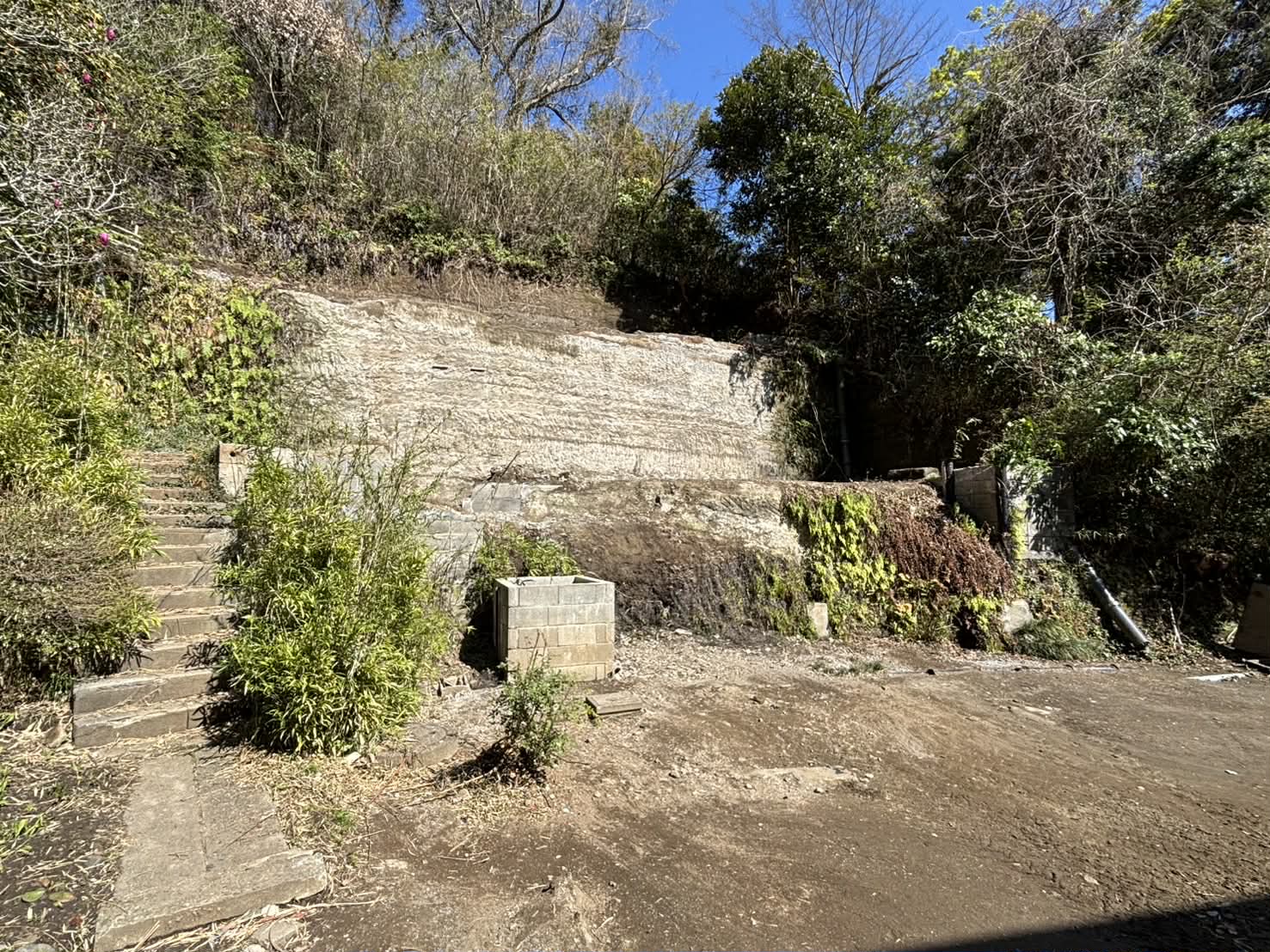 2026/04/20の解体状況：解体完了、崖地表し状況