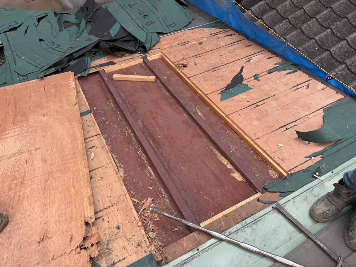 2026/05/25の解体状況：屋根落とし→野地板の下から二重屋根（トタン）発覚