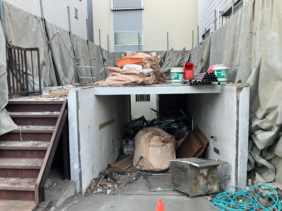 2025/11/01の解体状況：RC造地下車庫、隣家に与える影響を考慮した施工計画を策定