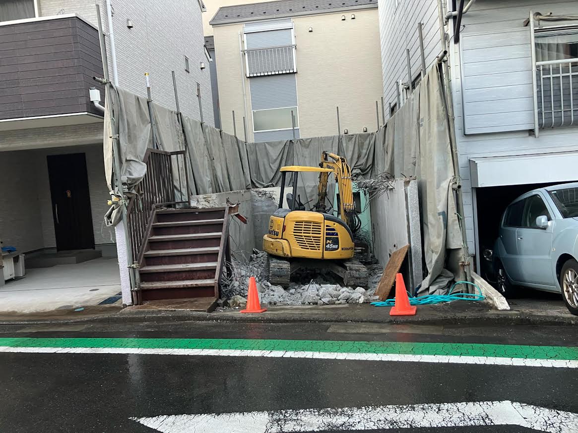 2025/11/01の解体状況：RC造地下車庫解体、４トンクラス重機搬入