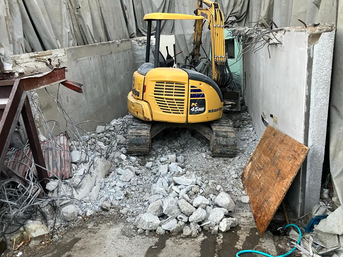 2025/11/01の解体状況：RC造地下車庫解体、擁壁を兼ねるRC壁撤去