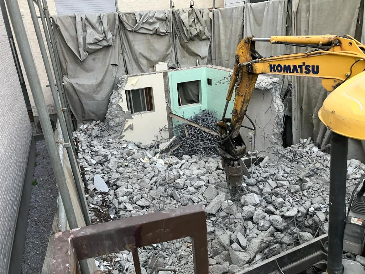 2025/11/01の解体状況：難易度最強クラスのRC造地下車庫解体、擁壁を兼ねるRC壁と底板の撤去