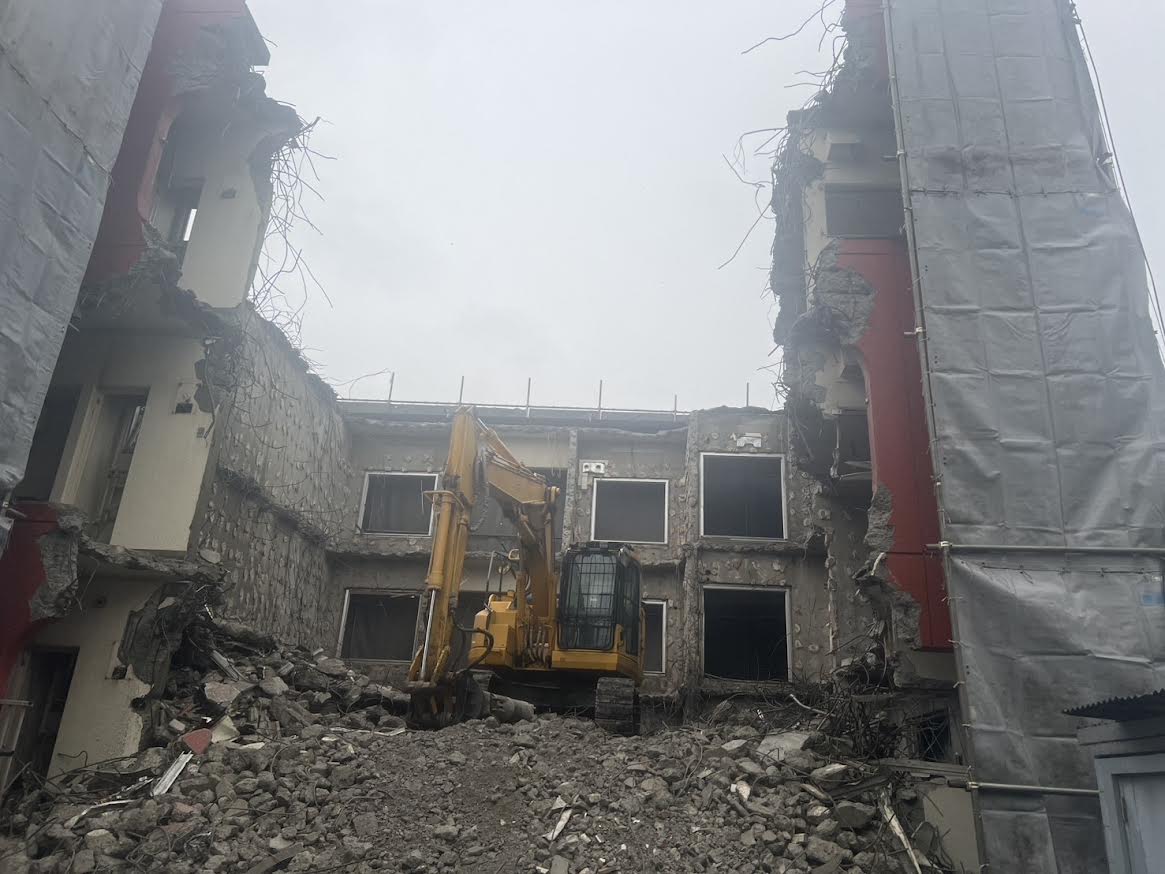 2025/12/22の解体状況：期間：10月20日〜10月25日 　作業内容：足場組み立て、重機搬入、建屋解体開始