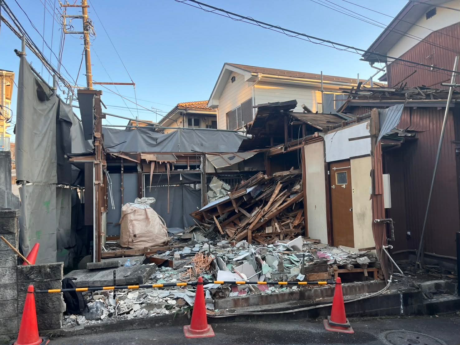 2025/12/09の解体状況：重機搬入路 人力壊し