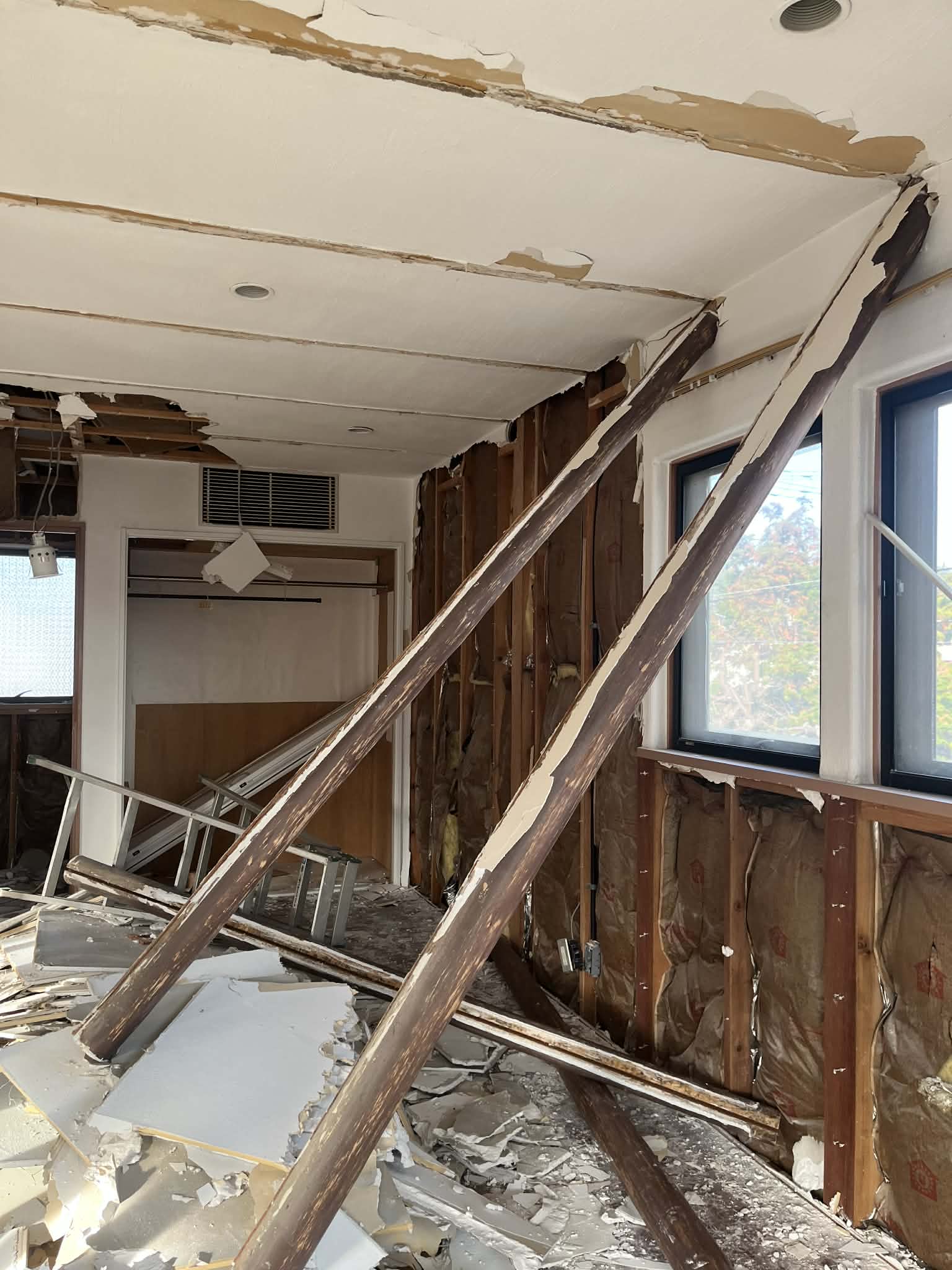 ただいま解体中！<br>住宅解体：木造スレート葺２階建（モルタル塗り、ヌノ基礎）／神奈川県逗子市