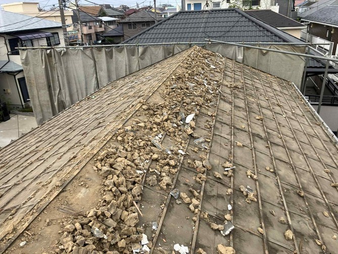 2025/10/20の解体状況：屋根落とし（瓦）