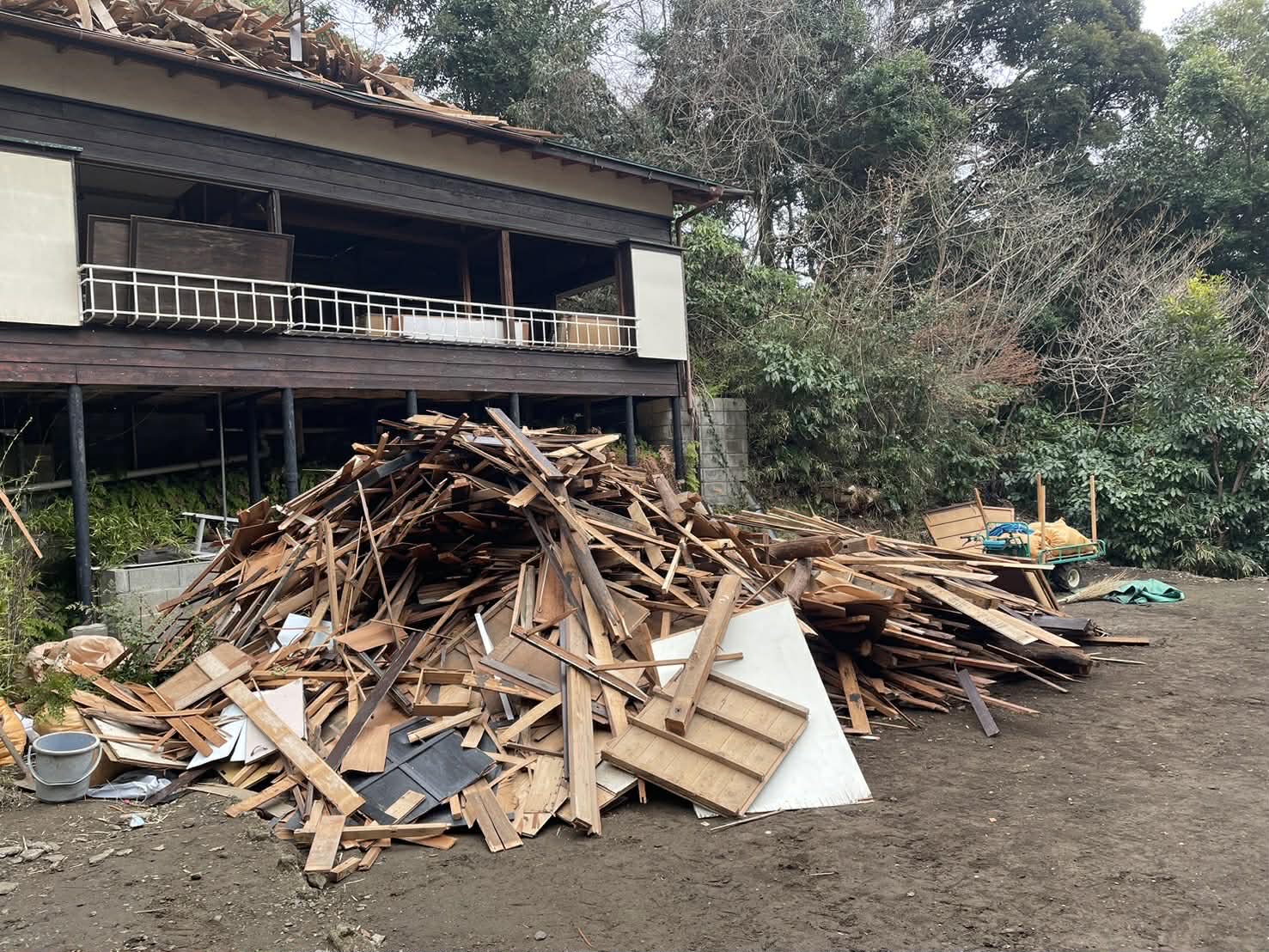 2026/04/20の解体状況：上屋人力解体→地上集積→小運搬用の分別袋詰め