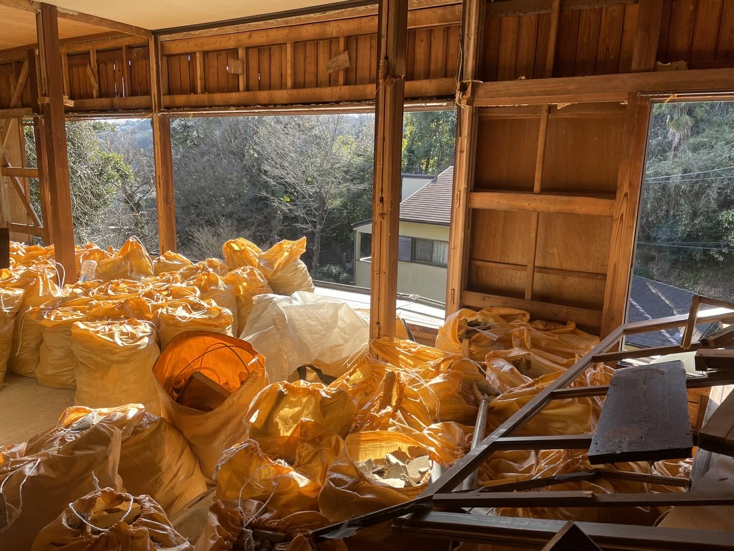 2026/04/20の解体状況：内装解体→小運搬用の分別袋詰め