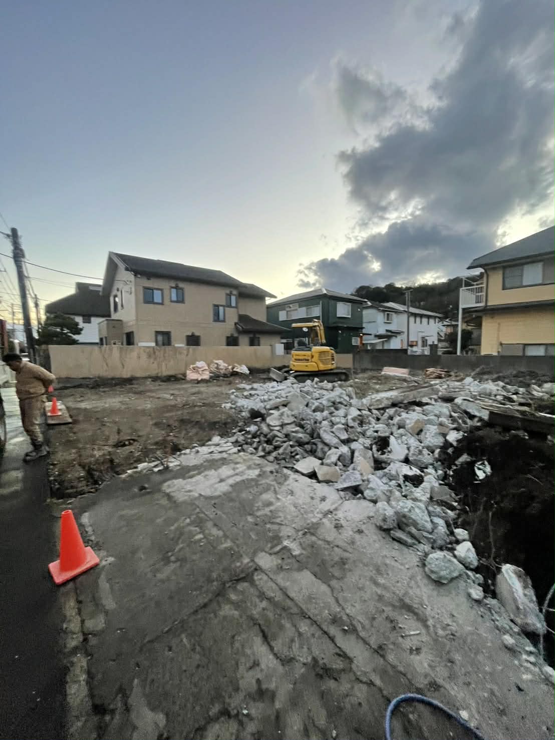 2025/12/10の解体状況：土間コン撤去