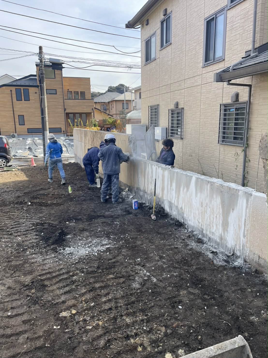 2025/12/10の解体状況：RC塀撤去→エンジンカッターでの高さ補正作業→粉塵対策と清掃状況