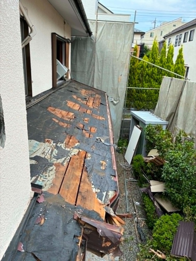 2026/06/10の解体状況：足場養生設置→屋根落とし
