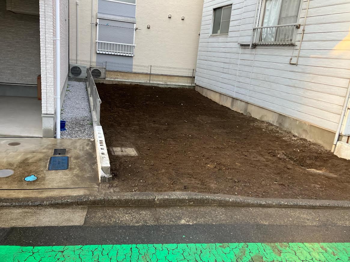 2025/11/01の解体状況：整地完了、隣家共有のブロック塀カッター撤去