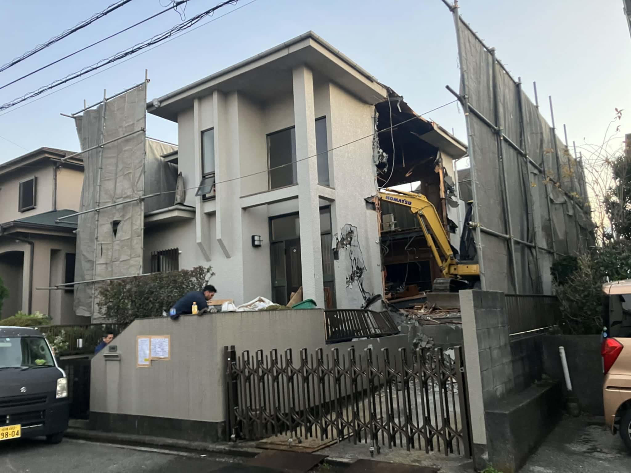 2026/01/15の解体状況：足場養生設置→重機搬入