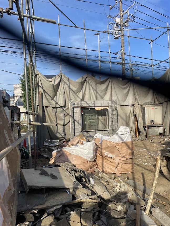 2026/05/18の解体状況：重機上屋壊し、基礎撤去