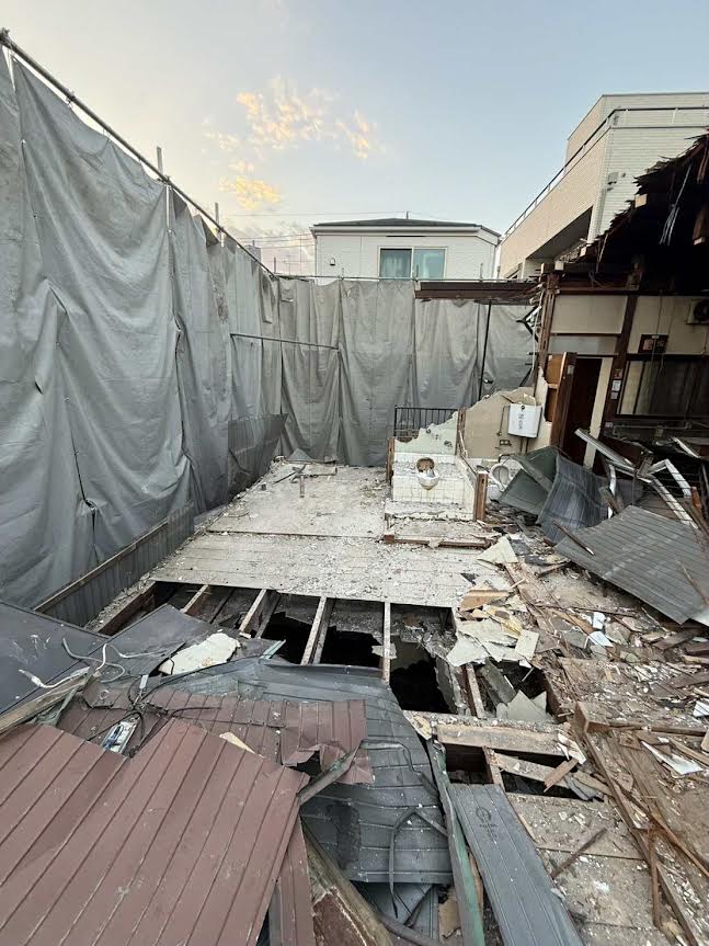 2026/07/18の解体状況：屋根人力壊し