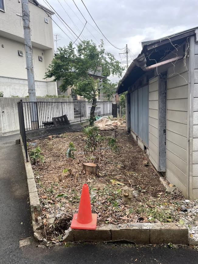 2025/06/30の解体状況：解体前準備作業、庭木伐採