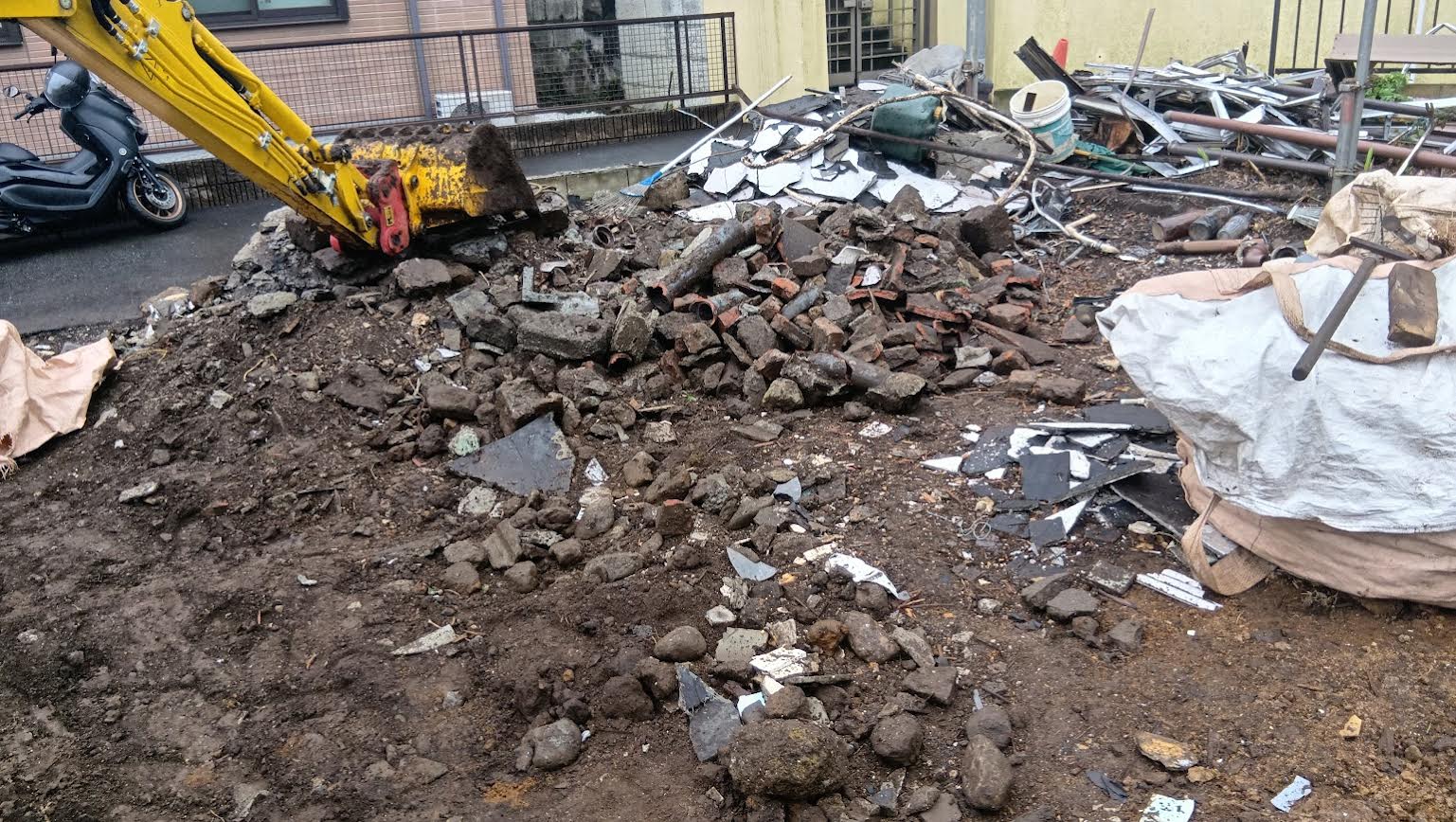 2025/06/30の解体状況：掘削スケルトン→地中埋設物（レンガ、がれき類）地上集積、約６０メートルの人力運搬＋人力積込み