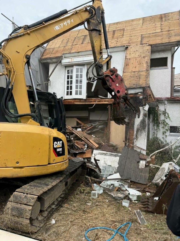 2026/09/30の解体状況：重機搬入、上屋壊し