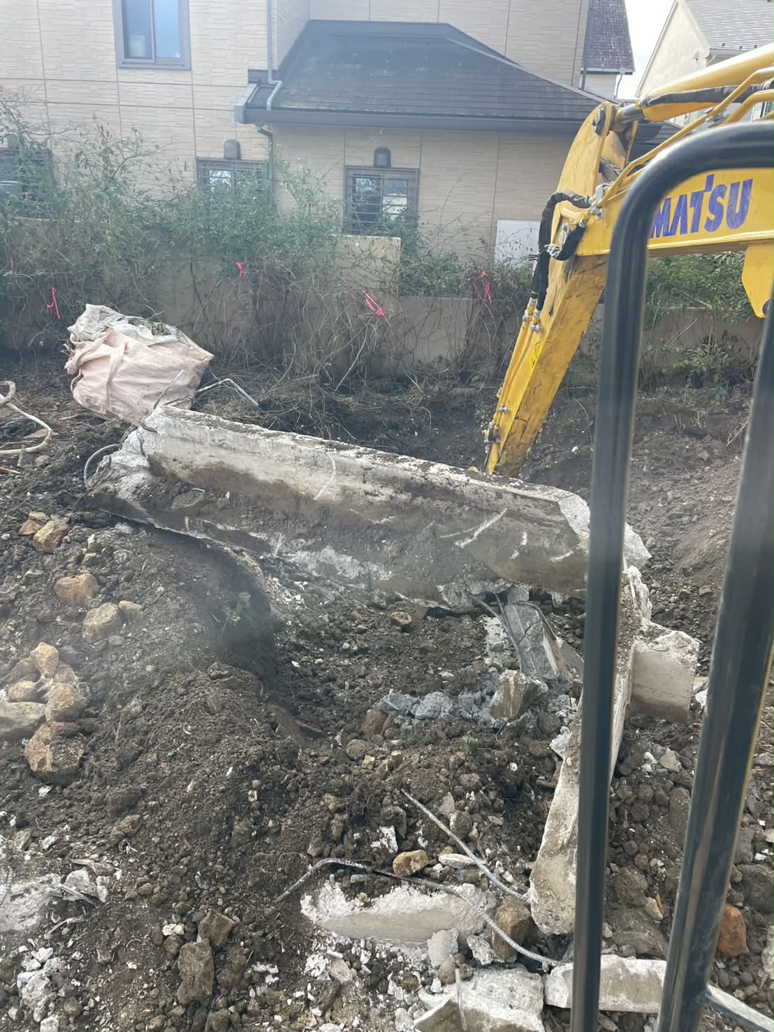 2025/12/10の解体状況：基礎ガラ搬出状況