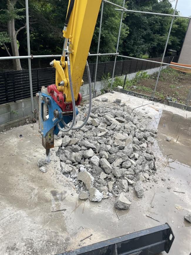 2025/07/15の解体状況：ブレーカーベタ基礎撤去状況