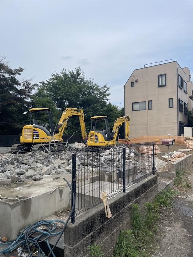 2025/07/15の解体状況：重機２台体制（ブレーカー、バケット）