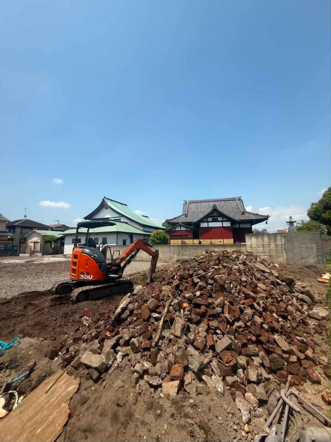 2026/06/19の解体状況：地中より大量の「レンガくず」と「大谷石くず」が出土→地上集積の様子。進行するか否かは、「資産価値の向上」と「撤去の費用負担」から検討いただきます。