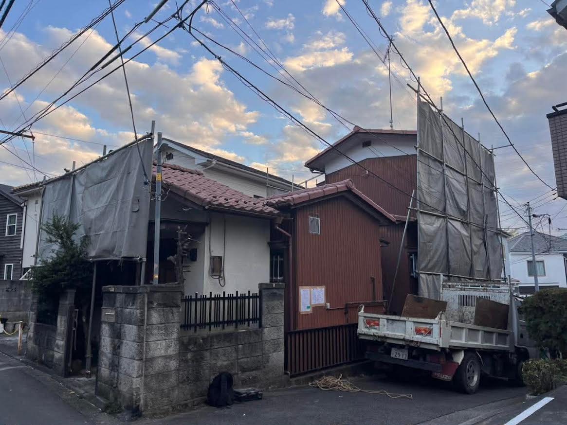 ただいま解体中！<br> 住宅解体：木造瓦葺２階建（トタン貼り、ヌノ基礎）／神奈川県横浜市港北区