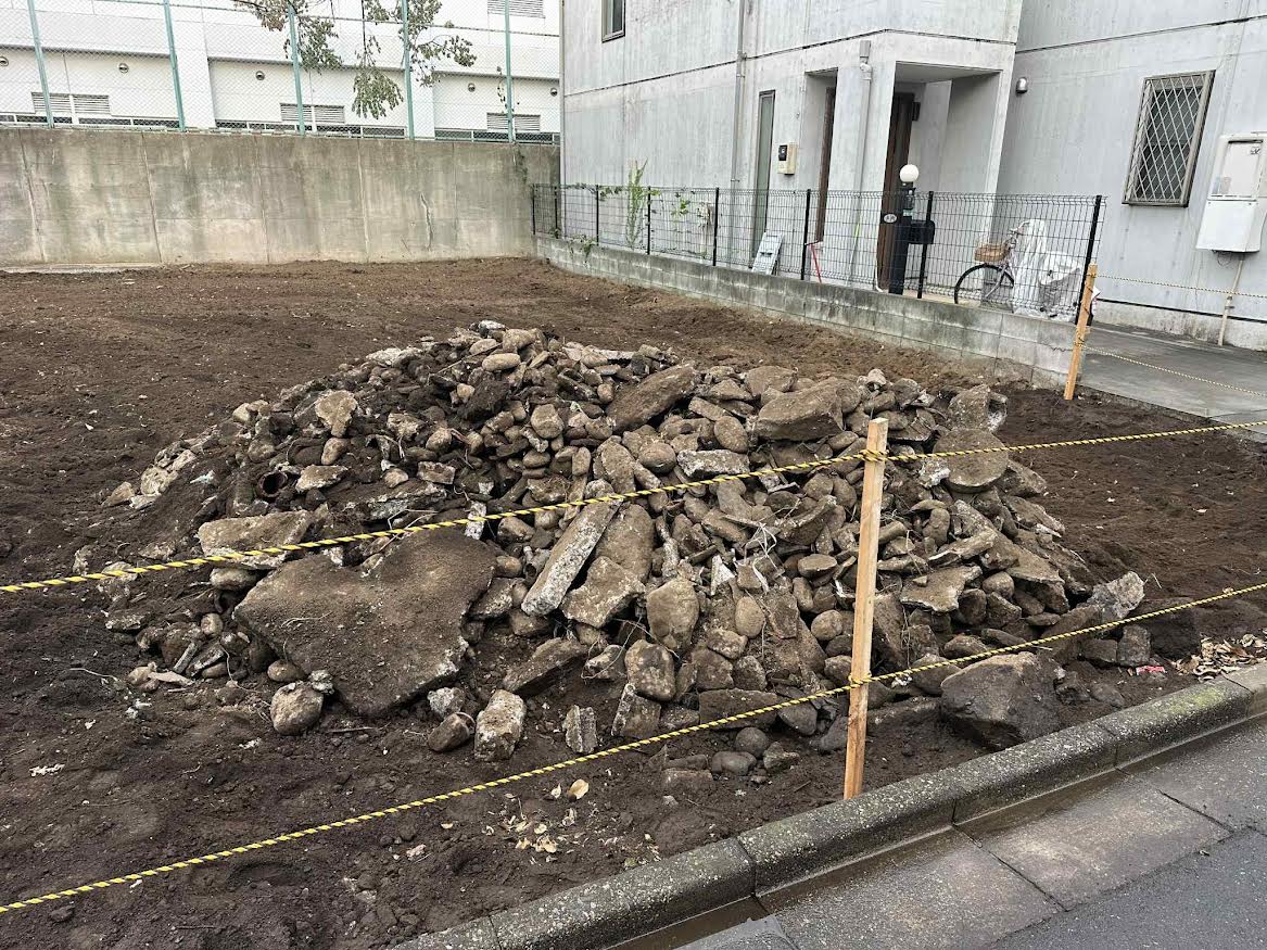 2026/02/06の解体状況：地中埋設物（レンガ、ガラなど）地上集積状況