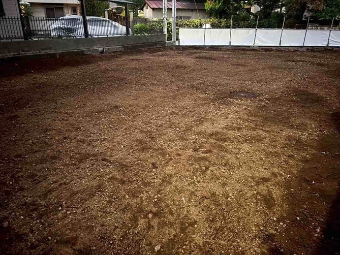 2025/10/10の解体状況：スケルトン掘削→整地完了、仮囲い設置