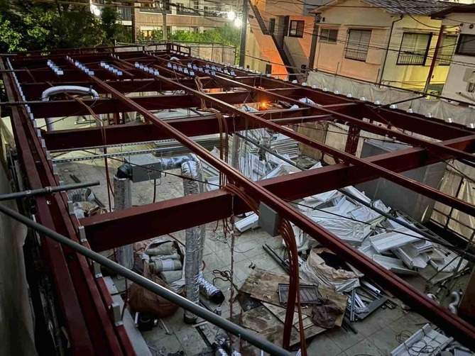 2025/10/10の解体状況：外壁パネル撤去