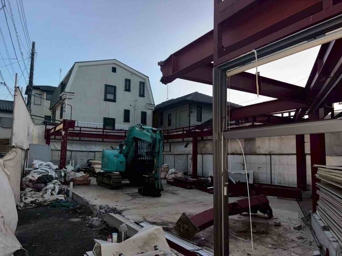 2025/10/10の解体状況：鉄骨造躯体重機撤去