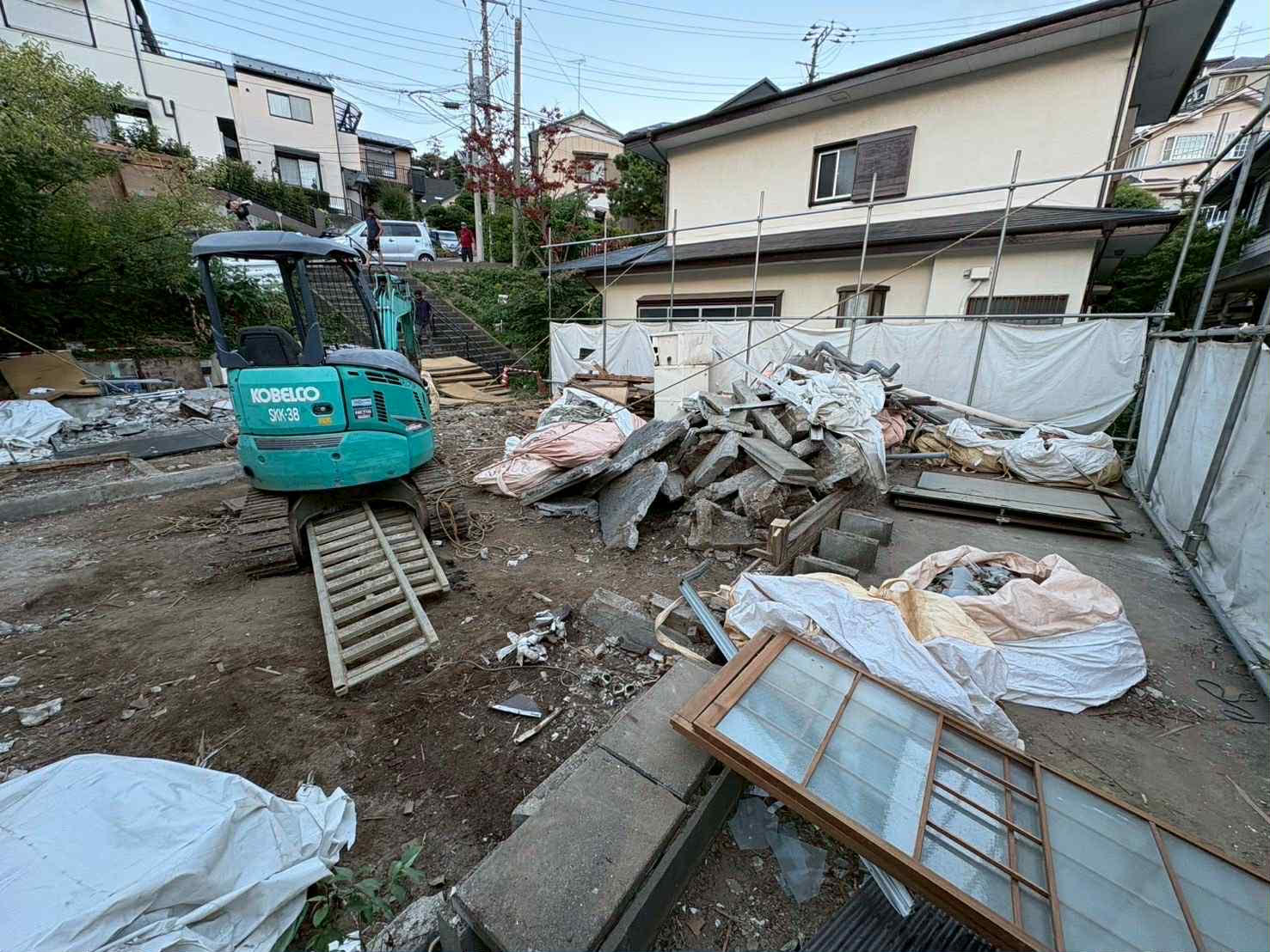 2026/01/06の解体状況：ミニユンボでの基礎撤去