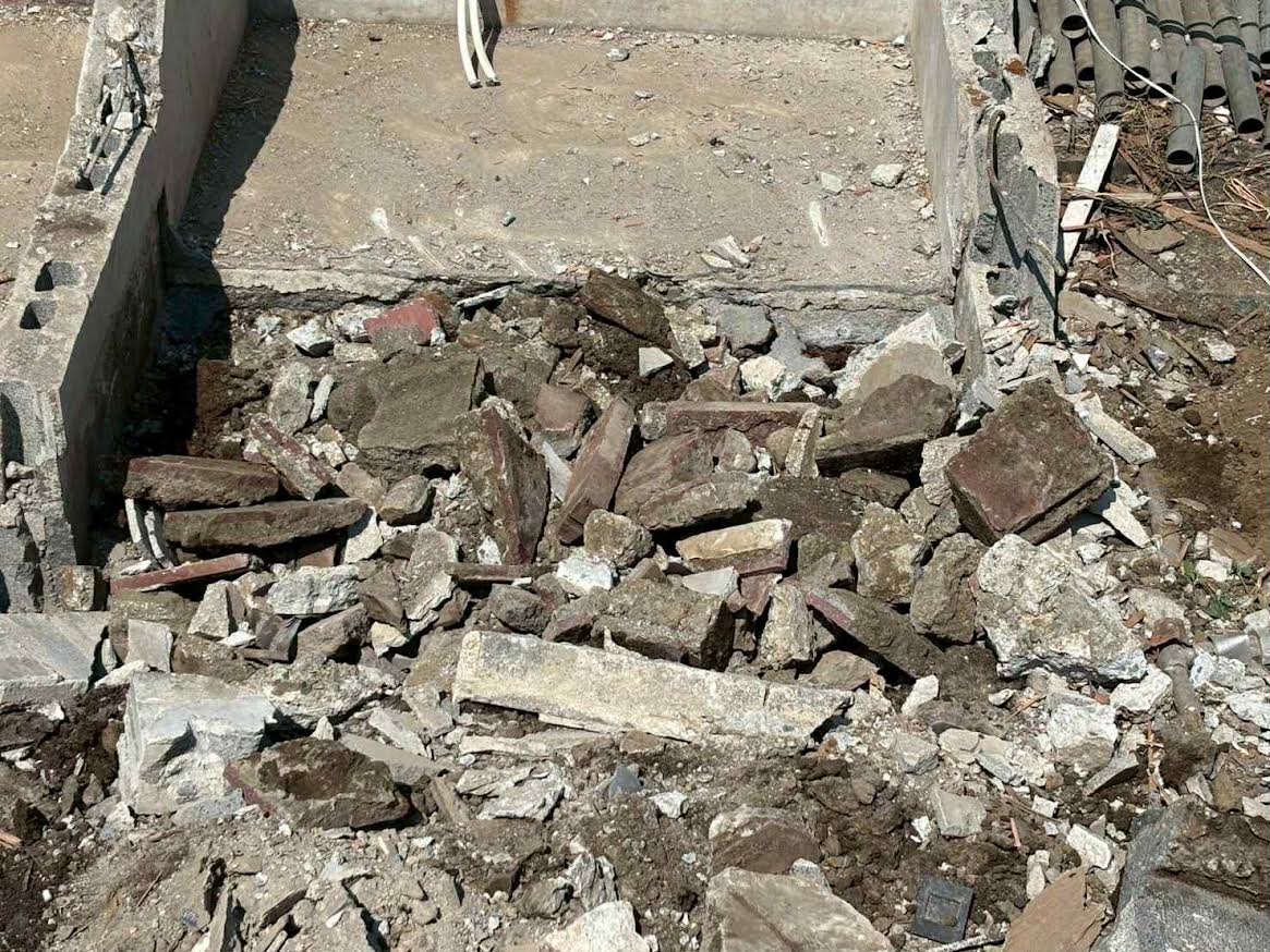 2026/01/06の解体状況：基礎下に埋められていた地中埋設物（ガラ・レンガの瓦礫類混合）