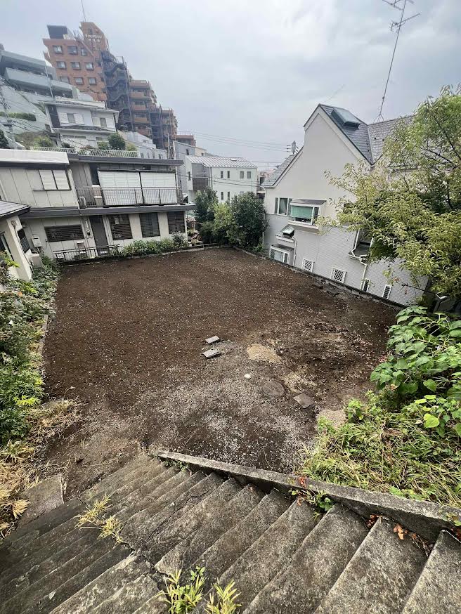 2026/01/06の解体状況：基礎下に埋められていた地中埋設物（ガラ・レンガの瓦礫類混合）→発注者現認→撤去