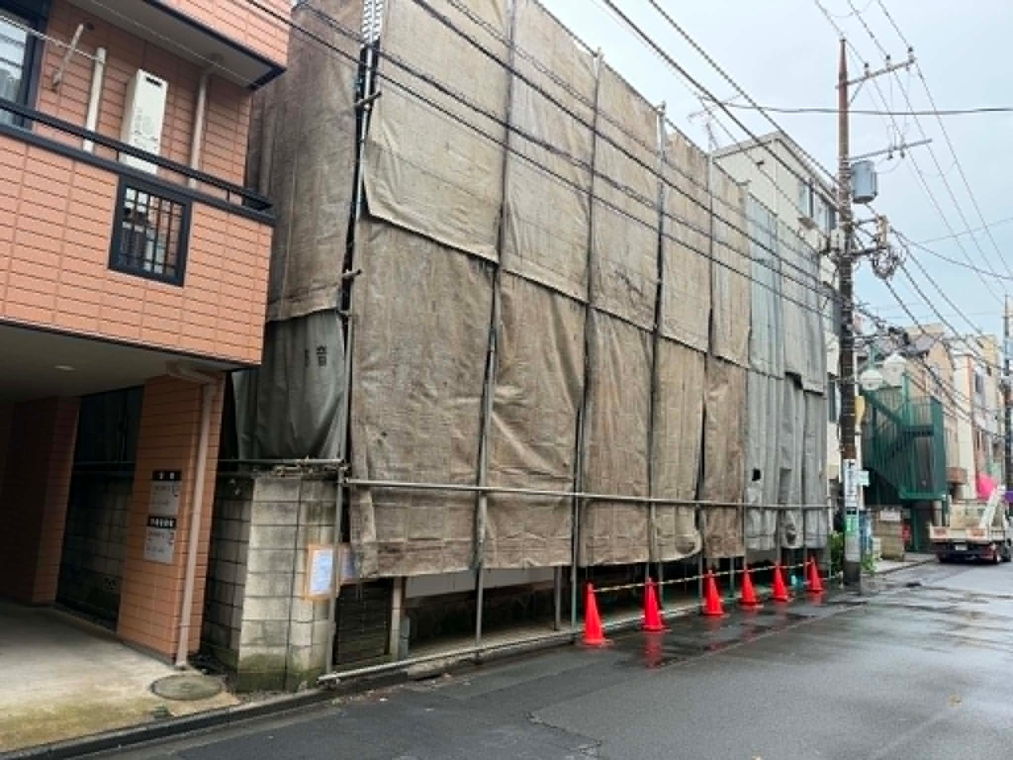 2026/10/15の解体状況：足場設置→４面養生シート