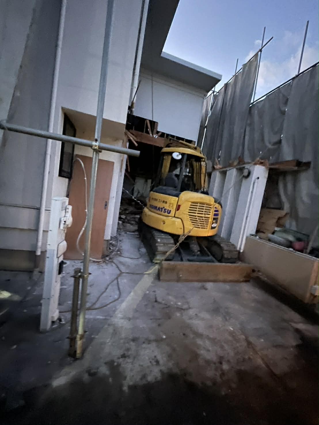 2025/12/10の解体状況：重機搬入