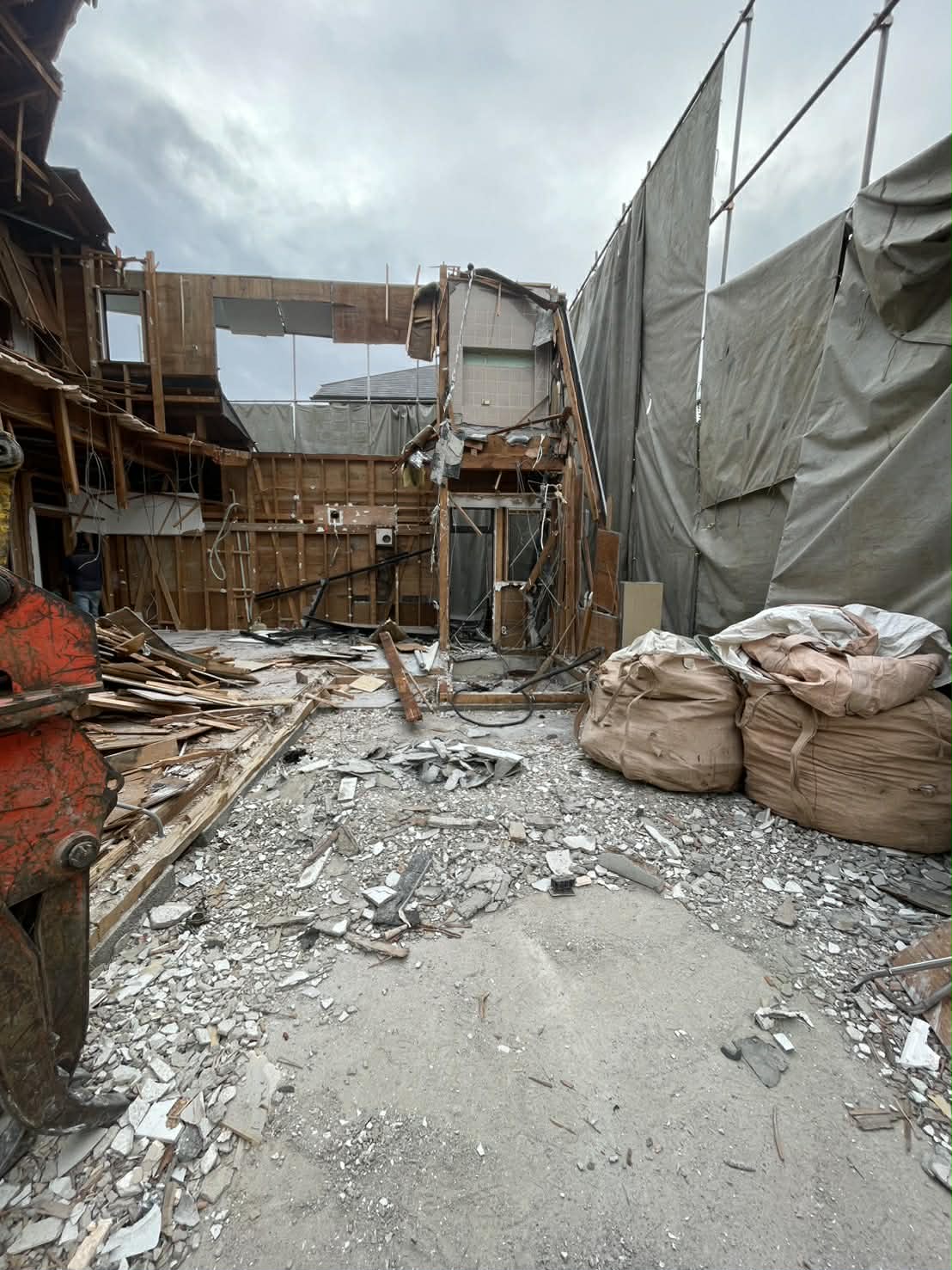 2025/12/10の解体状況：重機上屋撤去状況