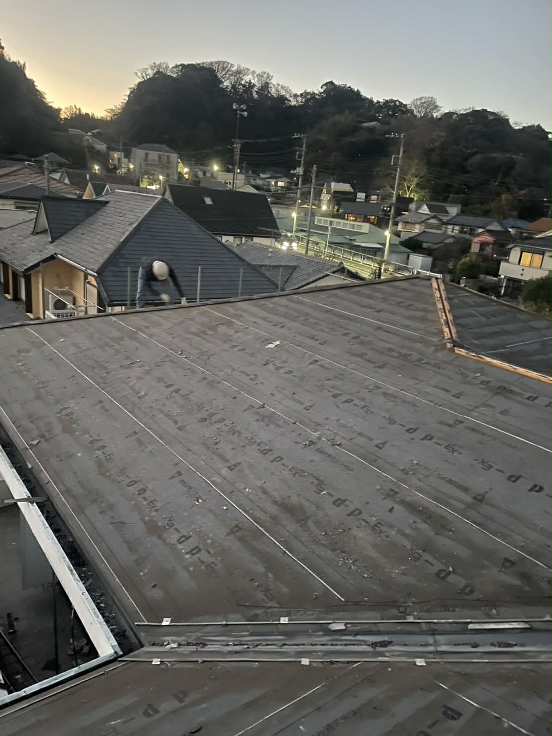 2025/12/10の解体状況：スレート屋根落とし完了