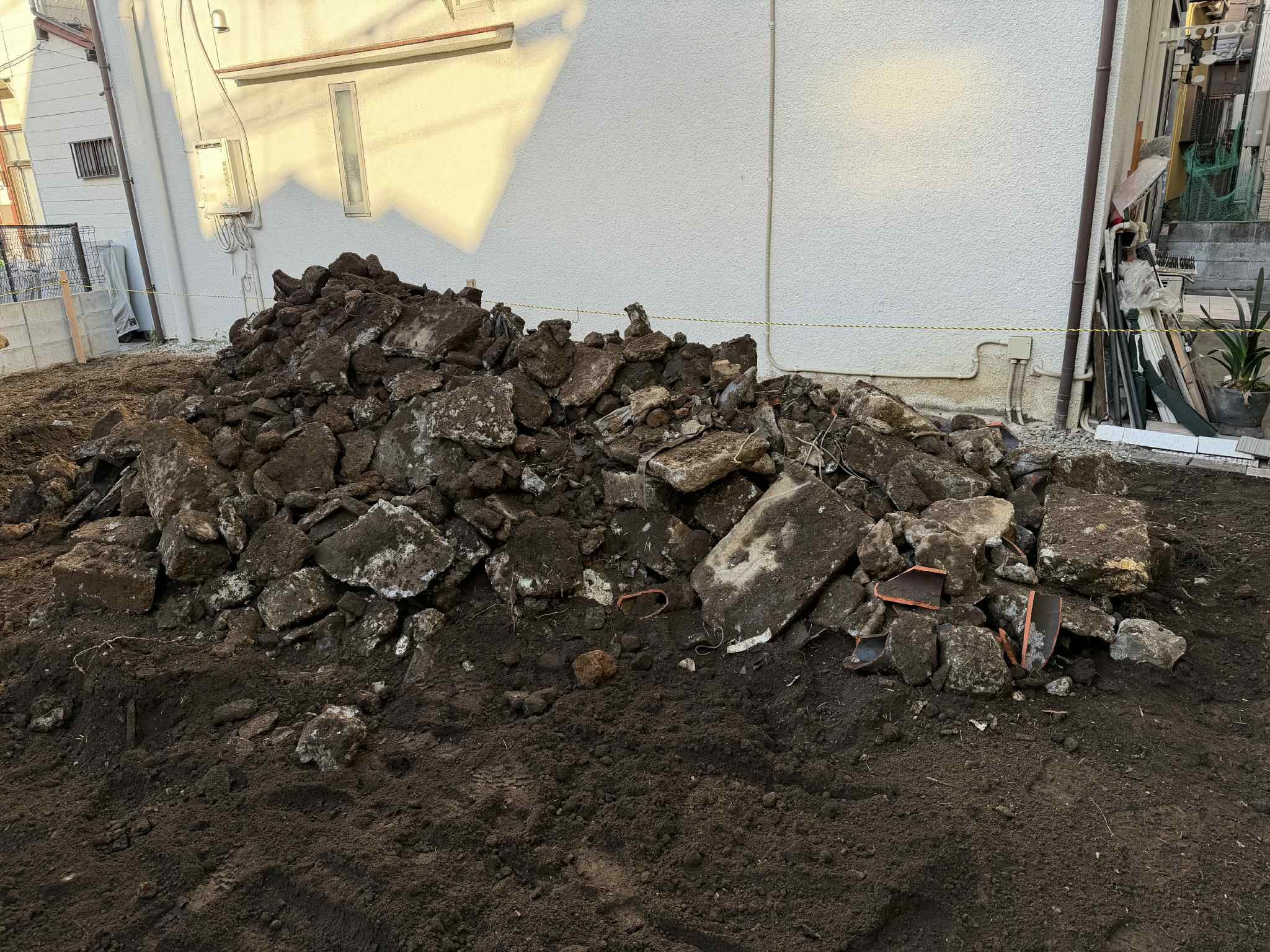 2025/11/17の解体状況：掘削スケルトン→地中埋設物（ガラ・レンガ・玉石等）敷地集積