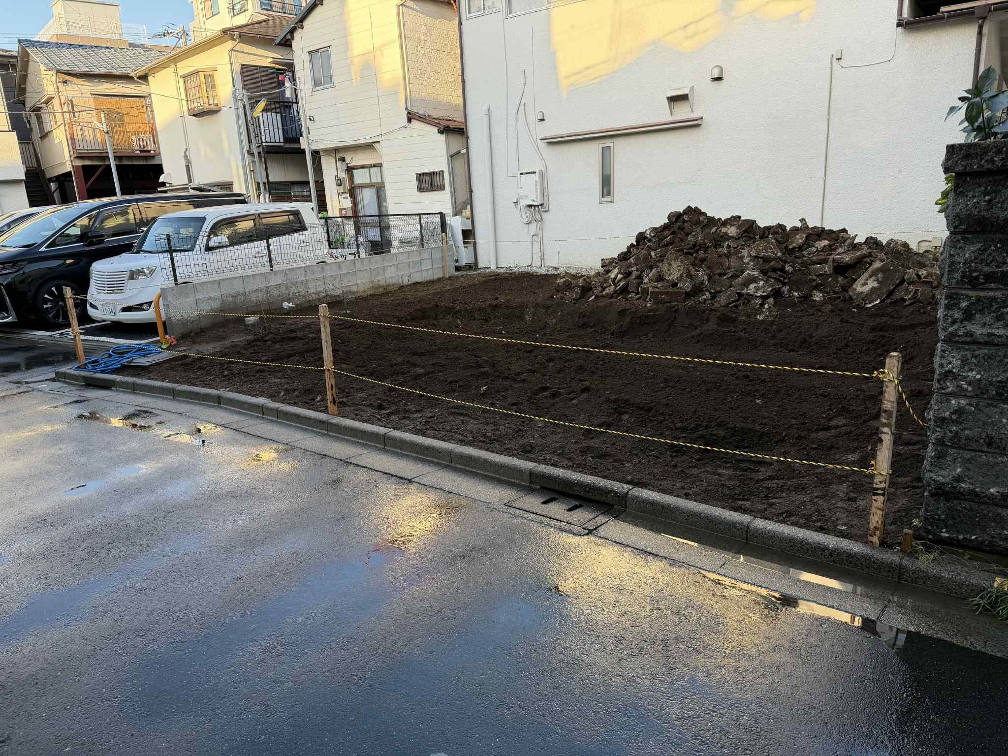 2025/11/17の解体状況：整地完了、発注者承認後→地中埋設物搬出完了（後日）