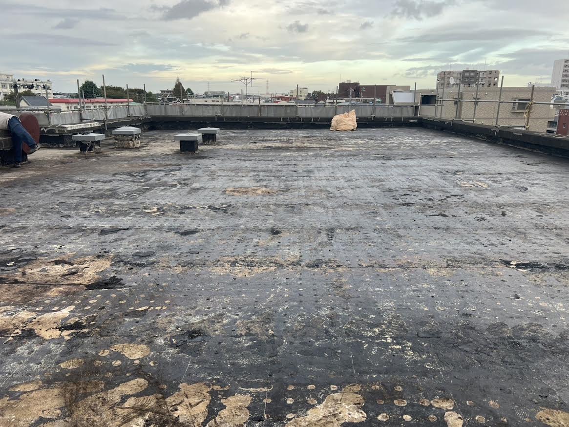 2025/12/22の解体状況：期間：10月13日〜10月18日　作業内容：各部屋内装解体、足場組み立て、屋上防水撤去